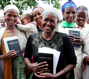 Fröhliche Frauen mit ihren Bibeln