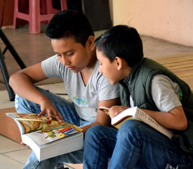 Zwei Jungen mit einer Kinderbibel
