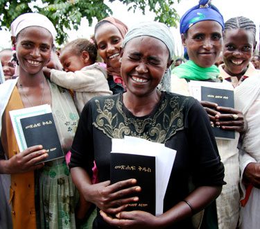 Spenden: Kleiner Beitrag, große Wirkung - 7 Euro beschenken 1 Person mit einer Bibel