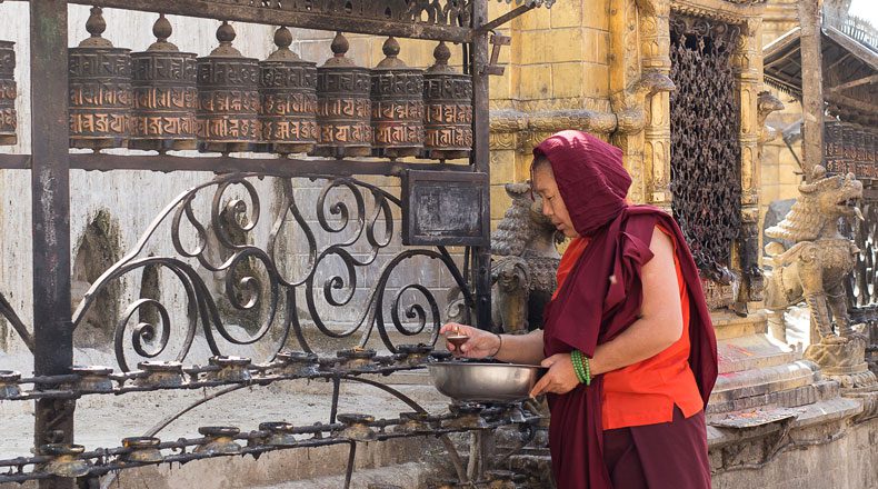 Buddhistische Nonne im Tempel