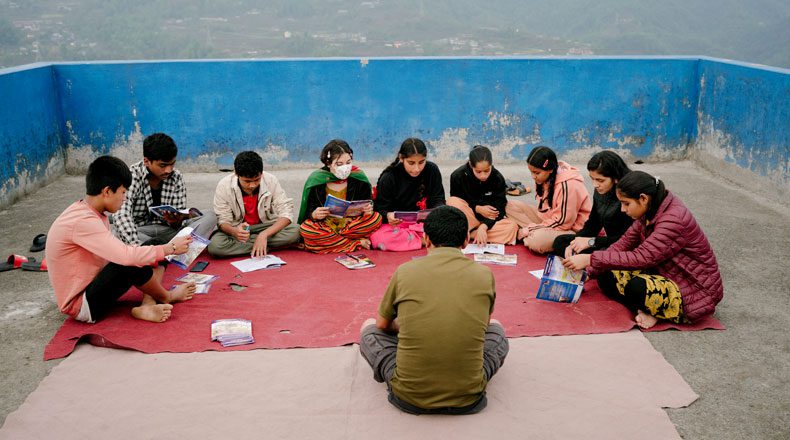 Die Jugend-Bibelstudiengruppe trifft sich auf der Dachterrasse der Gemeinde.
