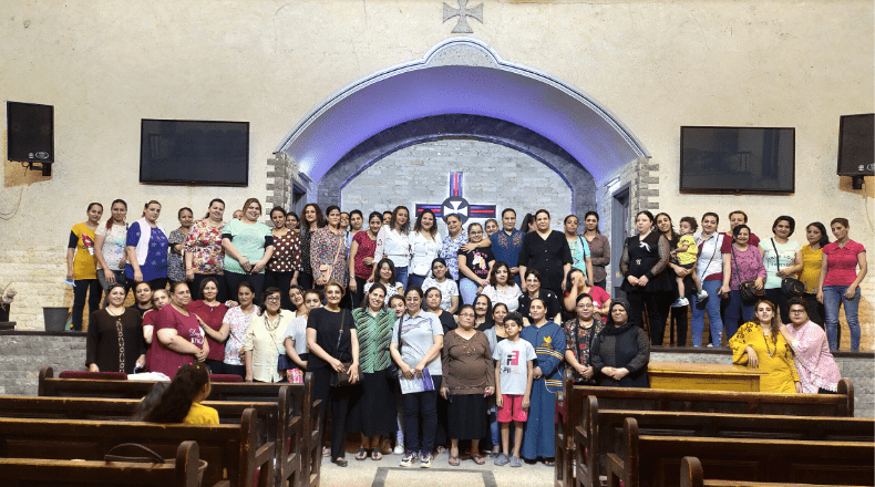 Frauen aus Ägypten feiern den Abschluss ihres Bibelkurses