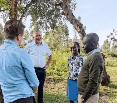 Reinhard besucht mit Maya das Bibel Liga-Team Kenia