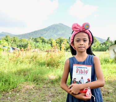 Aliana von den Philippinen mit ihrer Kinderbibel