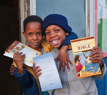 Spendenprojekt Südafrika: Kinder in Südafrika mit ihrer Bibel