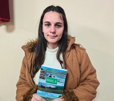 Elena aus Albanien profitiert von deiner Bibelspende
