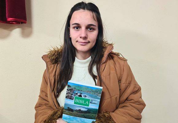 Elena aus Albanien hat durch die Hilfsbereitschaft von Christen, Gottes Liebe kennengelernt. Jetzt liest sie selbst in seinem Wort.