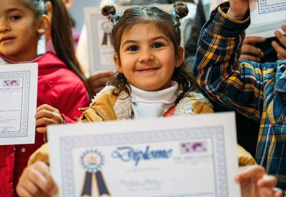 Albanien: Eine stolze Teilnehmerin am Programm Philippus-Junior zeigt ihr Zertifikat.