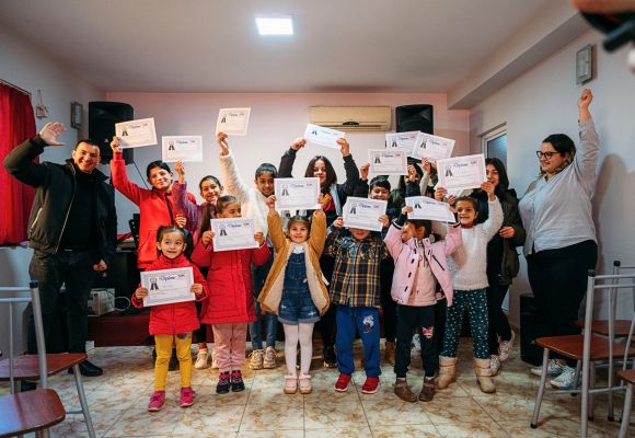 Die Kinder aus Albanien, die am Programm Philippus-Junior teilgenommen haben, freuen sich über ihr Zertifikat.