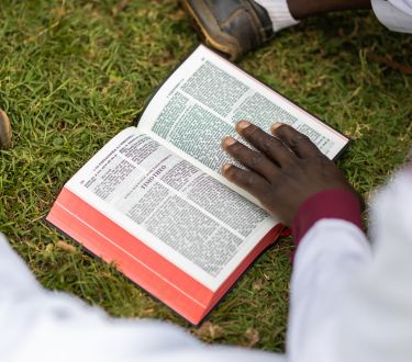 Eine offene gedruckte Bibel ist nicht zu ersetzen durch eine Bibel-App