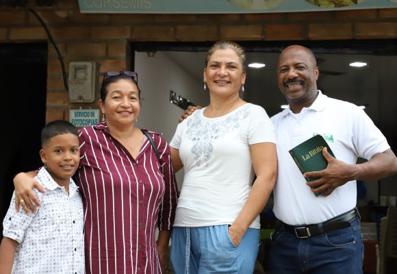 Adriana aus Kolumbien mit dem Pastor und seiner Frau.