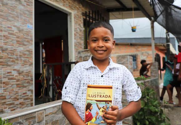 Yesid lebt seit er drei ist bei Adriana und liebt die Geschichten aus dem Bibelstudienmaterial.
