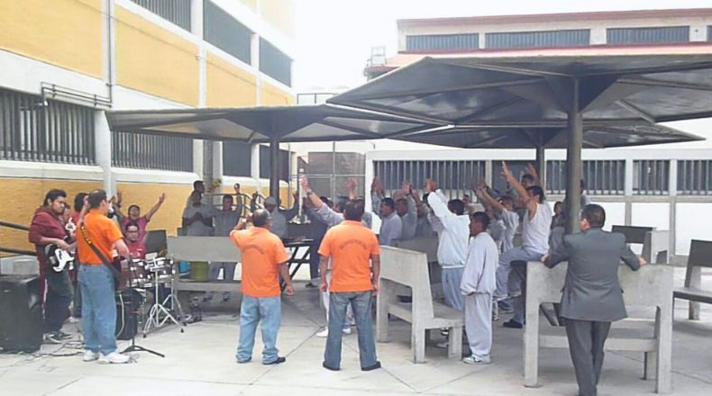 Männer in einem mexikanischen Gefängnis feiern Gottesdienst