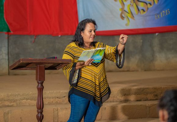 Ruth predigt vor ihrer Gemeinde