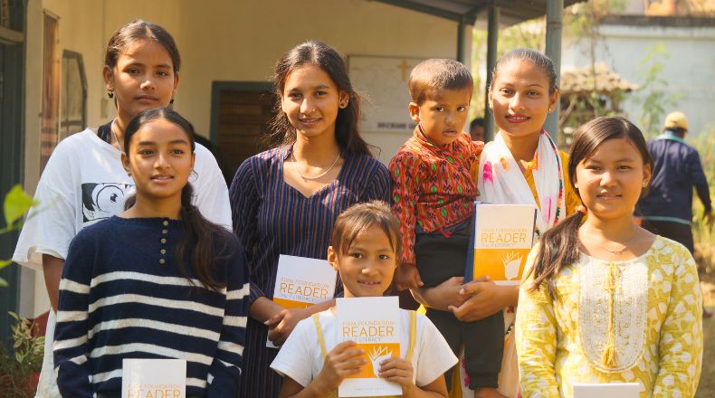 Eine Bibel-ABC Klasse aus Nepal bestehend aus Mädchen und jungen Frauen
