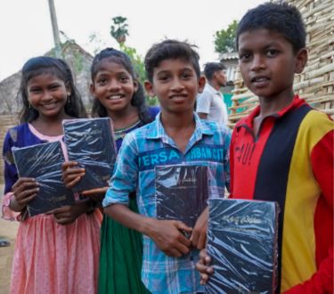 Kinder in Indien freuen sich über ihre erste Bibel