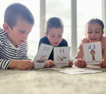 3 Kinder lernen Verse auswendig mithilfe des Bibelvers-ABCs
