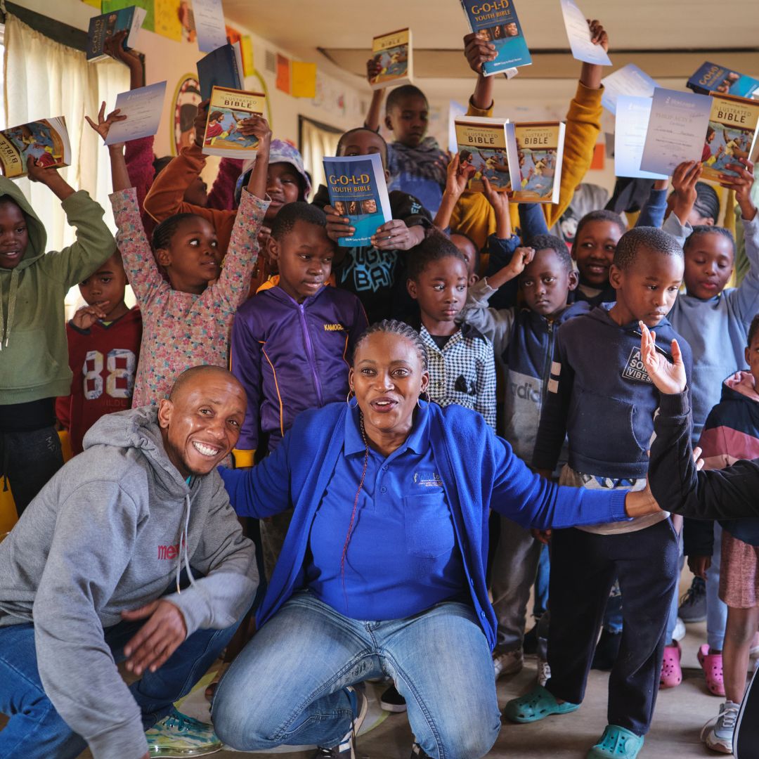 Kgomotso aus Südafrika mit einer Kinder-Bibelgruppe