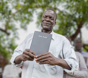 Freunde in Kenia über die erste eigene Bibel