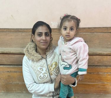 Mariam aus Ägypten mit ihrer Tochter. Nun kann sie dank des Bibel-ABCs endlich lesen und schreiben!