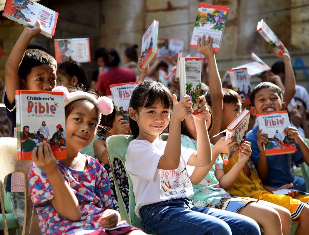 Philippinische Kinder mit ihren Bibeln aus der Bibelgruppe
