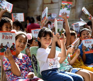 Philippinische Kinder freuen sich über ihre erste eigene Bibel