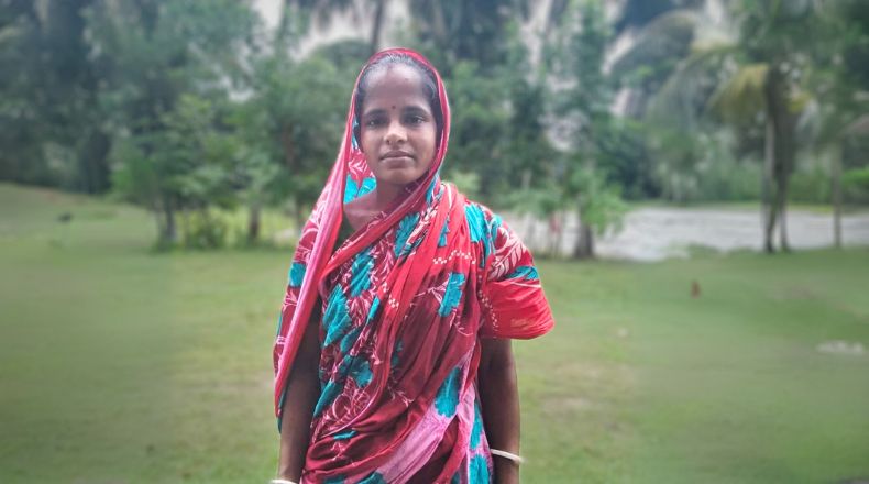 Pushpa aus Bangladesh hat mit 39 Jahren lesen und schreiben gelernt.