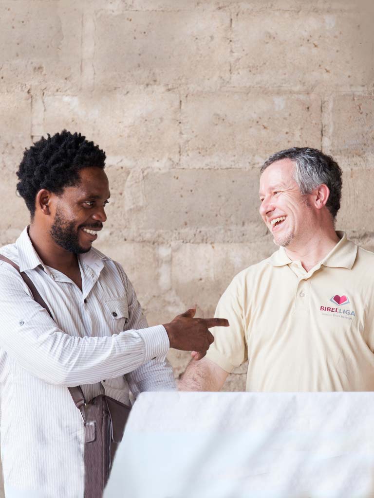 Reinhard Knödler mit Projektpartner in Sambia