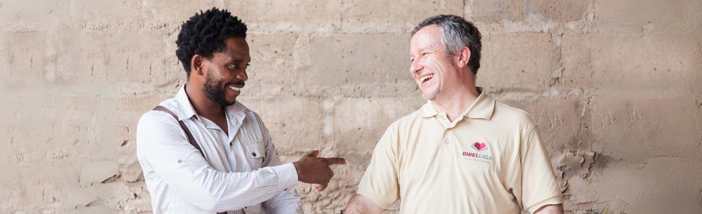 Reinhard Knödler mit einem Projektpartner in Sambia
