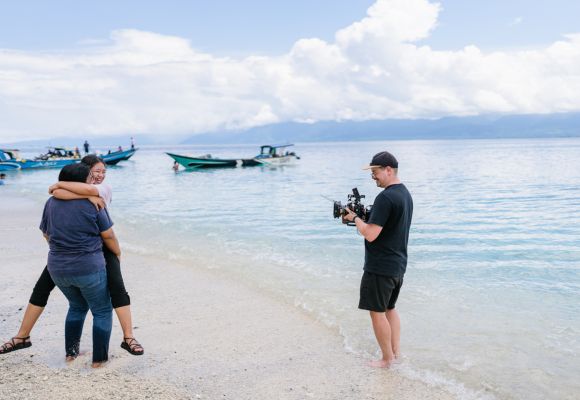 Samuel filmt Mutter und Tocher am Strand auf Mansinam