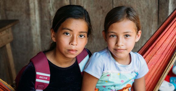 Zwei Mädchen aus Nicarauga schauen ernst in die Kamera