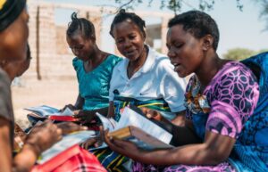 Eine Frauenbibelgruppe aus Afrika liest gemeinsam in der Bibel.